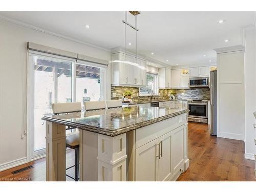 1121 Manor Road, Oakville, ON - Indoor Photo Showing Kitchen With Upgraded Kitchen