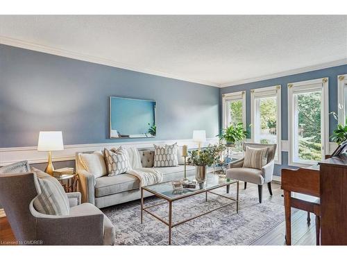 1121 Manor Road, Oakville, ON - Indoor Photo Showing Living Room