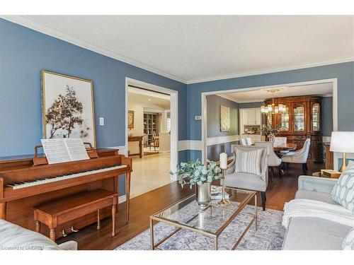 1121 Manor Road, Oakville, ON - Indoor Photo Showing Living Room