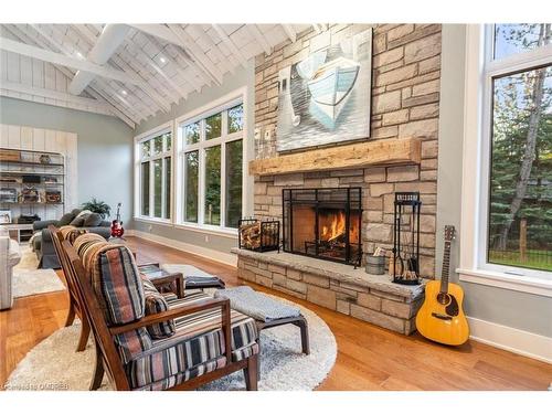 4 Buckingham Boulevard, Collingwood, ON - Indoor Photo Showing Living Room With Fireplace