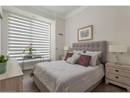 519-150 Oak Park Boulevard, Oakville, ON - Indoor Photo Showing Bedroom