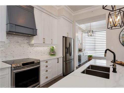 519-150 Oak Park Boulevard, Oakville, ON - Indoor Photo Showing Kitchen With Double Sink With Upgraded Kitchen