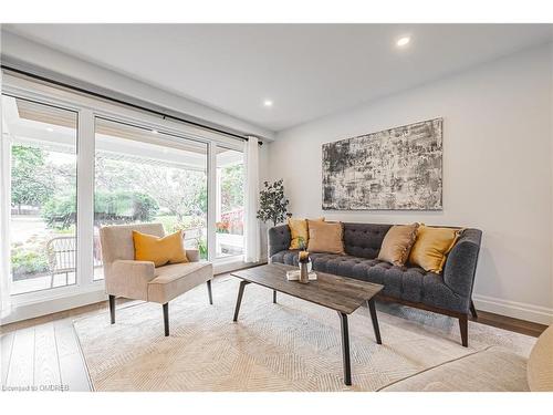 3472 Spruce Avenue, Burlington, ON - Indoor Photo Showing Living Room