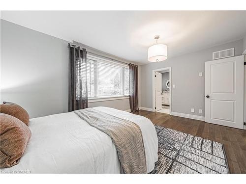 3472 Spruce Avenue, Burlington, ON - Indoor Photo Showing Bedroom