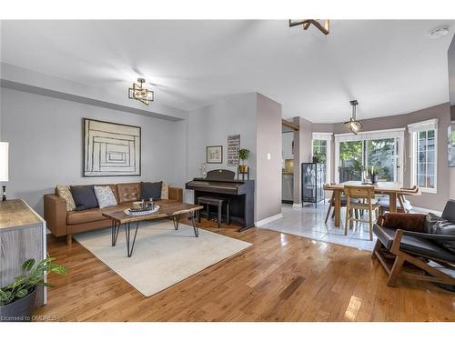 20-5555 Prince William Drive, Burlington, ON - Indoor Photo Showing Living Room