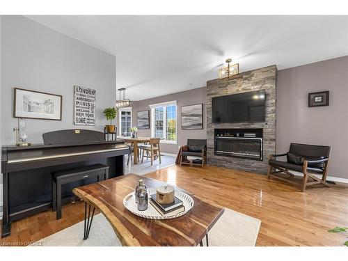 20-5555 Prince William Drive, Burlington, ON - Indoor Photo Showing Living Room