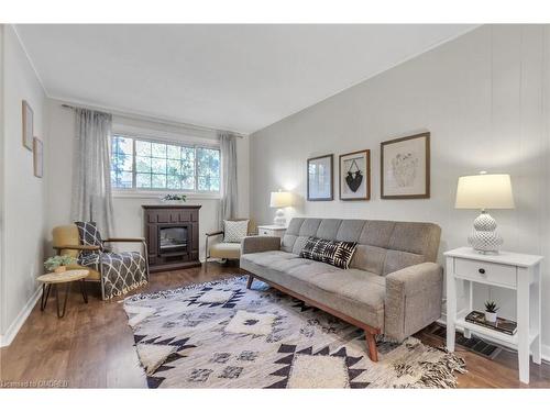 335 Meadowhill Road, Burlington, ON - Indoor Photo Showing Living Room