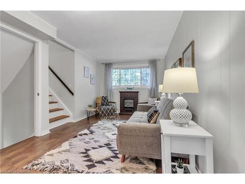 335 Meadowhill Road, Burlington, ON - Indoor Photo Showing Living Room