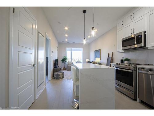 302-3265 Carding Mill Trail, Oakville, ON - Indoor Photo Showing Kitchen With Upgraded Kitchen