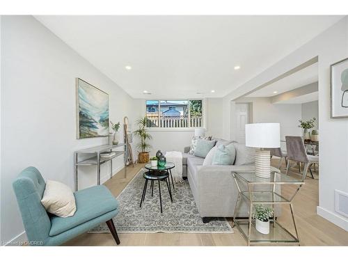 402 Pinetree Crescent, Cambridge, ON - Indoor Photo Showing Living Room