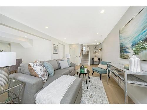 402 Pinetree Crescent, Cambridge, ON - Indoor Photo Showing Living Room