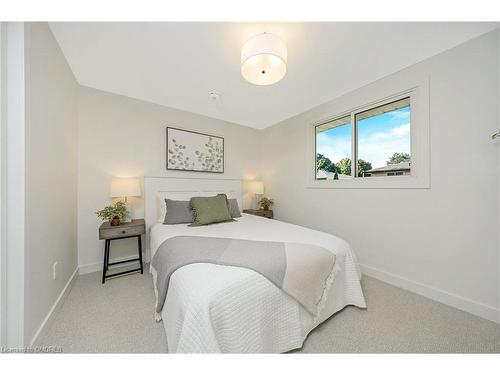 402 Pinetree Crescent, Cambridge, ON - Indoor Photo Showing Bedroom