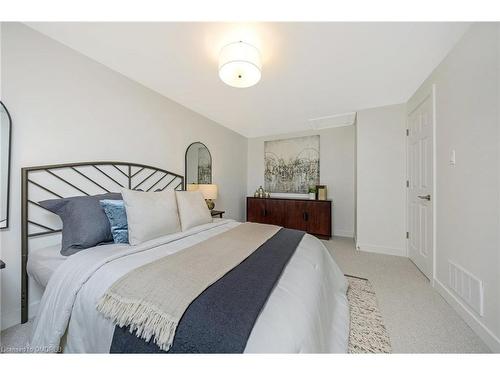 402 Pinetree Crescent, Cambridge, ON - Indoor Photo Showing Bedroom