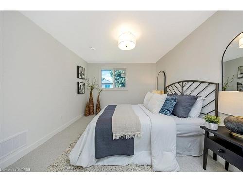 402 Pinetree Crescent, Cambridge, ON - Indoor Photo Showing Bedroom