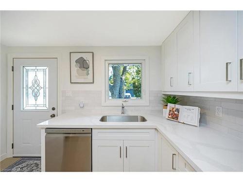 402 Pinetree Crescent, Cambridge, ON - Indoor Photo Showing Kitchen