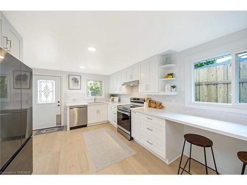 402 Pinetree Crescent, Cambridge, ON - Indoor Photo Showing Kitchen