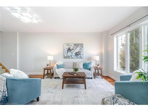 12-7 Lakelawn Road, Grimsby, ON - Indoor Photo Showing Living Room