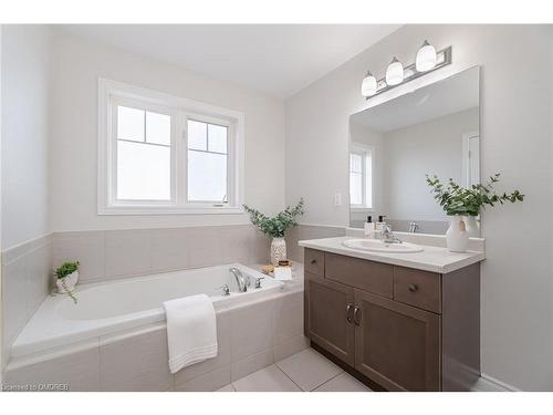 12-7 Lakelawn Road, Grimsby, ON - Indoor Photo Showing Bathroom