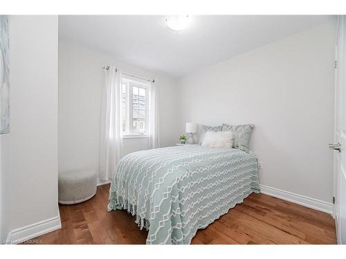 12-7 Lakelawn Road, Grimsby, ON - Indoor Photo Showing Bedroom