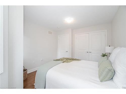 12-7 Lakelawn Road, Grimsby, ON - Indoor Photo Showing Bedroom