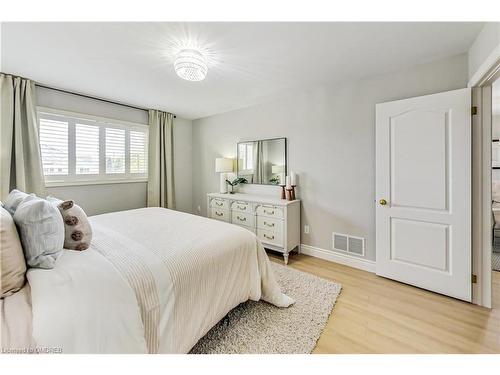 27-47 Main Street N, Hamilton, ON - Indoor Photo Showing Bedroom