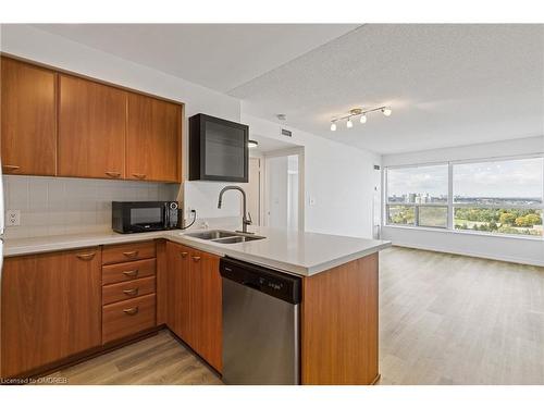 1601-36 Lee Centre Drive, Scarborough, ON - Indoor Photo Showing Kitchen With Double Sink