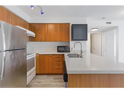 1601-36 Lee Centre Drive, Scarborough, ON - Indoor Photo Showing Kitchen With Double Sink