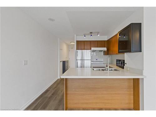 1601-36 Lee Centre Drive, Scarborough, ON - Indoor Photo Showing Kitchen With Double Sink