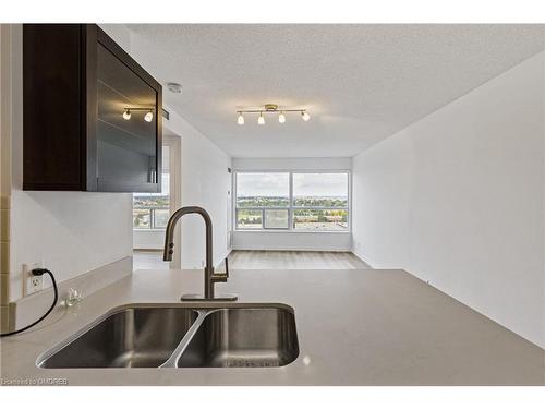 1601-36 Lee Centre Drive, Scarborough, ON - Indoor Photo Showing Kitchen With Double Sink