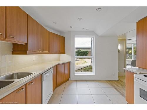 1601-36 Lee Centre Drive, Scarborough, ON - Indoor Photo Showing Kitchen With Double Sink