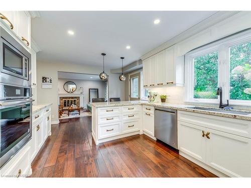 1460 Caulder Drive, Oakville, ON - Indoor Photo Showing Kitchen With Upgraded Kitchen