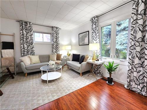 1089 Meredith Avenue, Mississauga, ON - Indoor Photo Showing Living Room