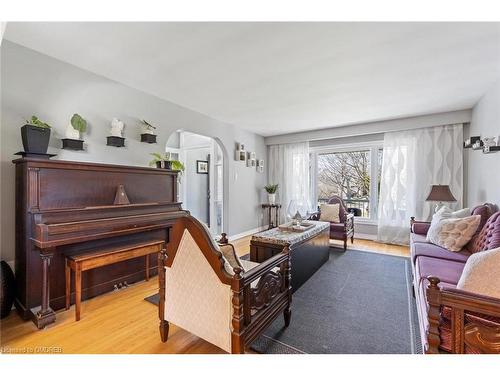 2254 Yates Court, Oakville, ON - Indoor Photo Showing Living Room