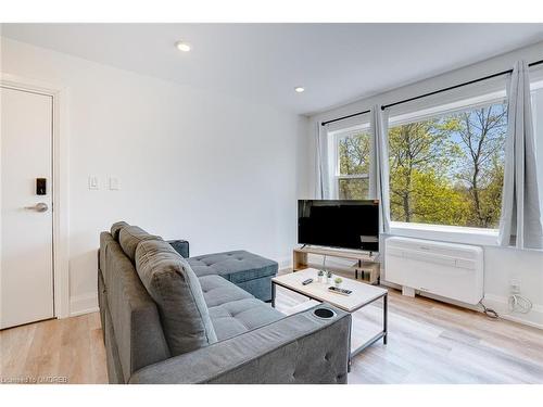 26-17 Collier Street, St. Catharines, ON - Indoor Photo Showing Living Room