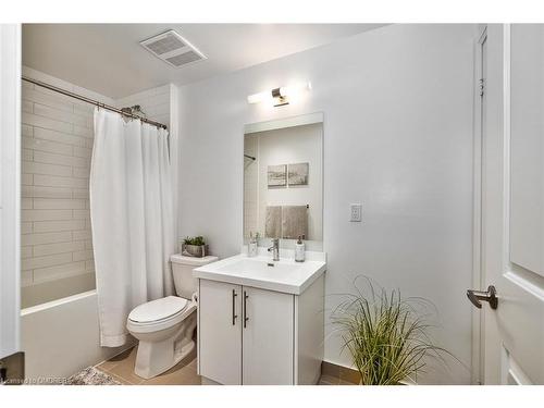 1910-55 Speers Road, Oakville, ON - Indoor Photo Showing Bathroom