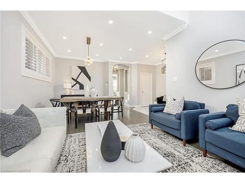 1260 Pepperbush Place, Oakville, ON - Indoor Photo Showing Living Room