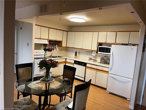 604-21 East Avenue S, Hamilton, ON - Indoor Photo Showing Kitchen