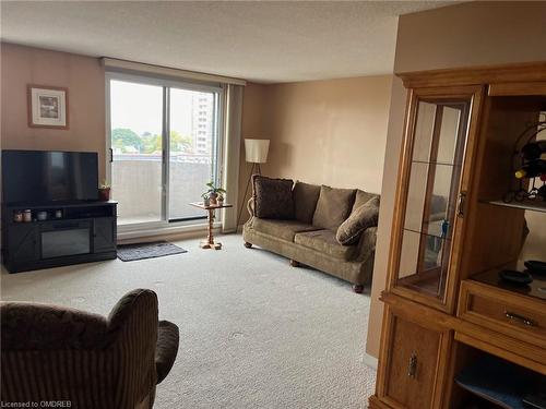 604-21 East Avenue S, Hamilton, ON - Indoor Photo Showing Living Room