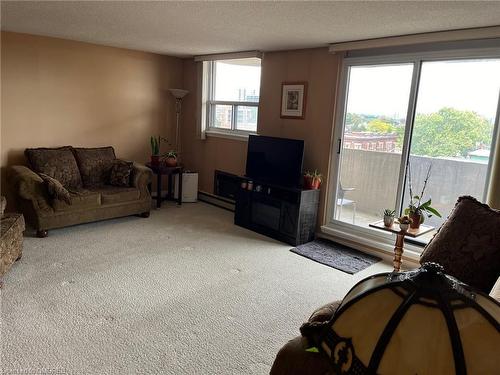 604-21 East Avenue S, Hamilton, ON - Indoor Photo Showing Living Room