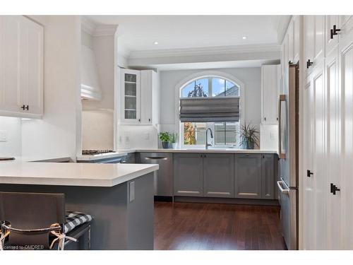 139 Wilson Street, Oakville, ON - Indoor Photo Showing Kitchen With Upgraded Kitchen