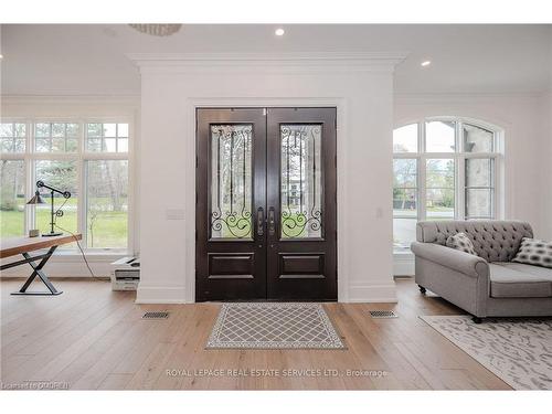 1257 Lakeshore Road Road W, Oakville, ON - Indoor Photo Showing Living Room