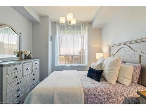 2514-100 Burloak Drive, Burlington, ON - Indoor Photo Showing Bedroom