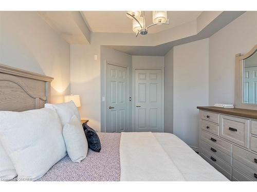 2514-100 Burloak Drive, Burlington, ON - Indoor Photo Showing Bedroom