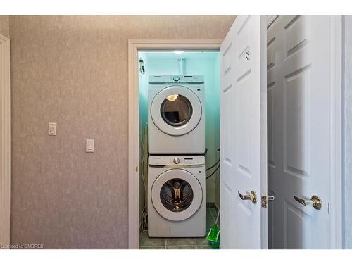 2514-100 Burloak Drive, Burlington, ON - Indoor Photo Showing Laundry Room