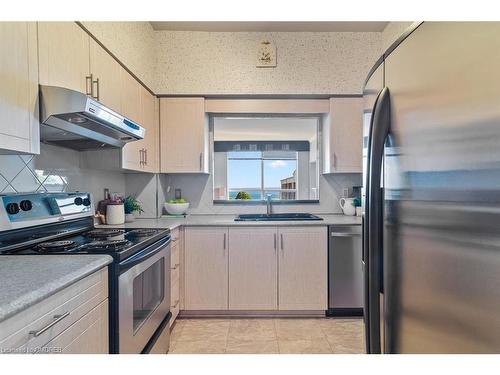 2514-100 Burloak Drive, Burlington, ON - Indoor Photo Showing Kitchen