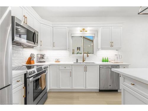 8383 Heikoop Crescent, Niagara Falls, ON - Indoor Photo Showing Kitchen With Upgraded Kitchen