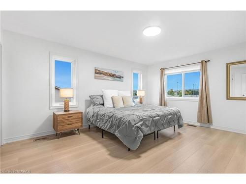 8383 Heikoop Crescent, Niagara Falls, ON - Indoor Photo Showing Bedroom