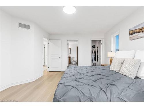 8383 Heikoop Crescent, Niagara Falls, ON - Indoor Photo Showing Bedroom