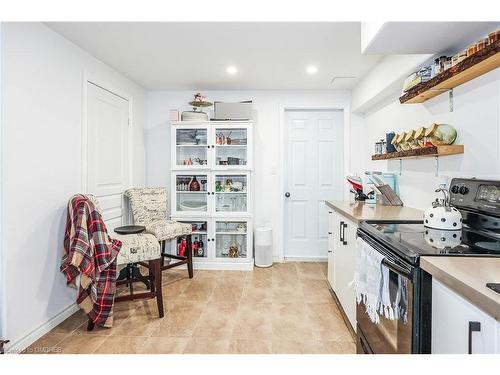 8383 Heikoop Crescent, Niagara Falls, ON - Indoor Photo Showing Kitchen