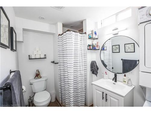 8383 Heikoop Crescent, Niagara Falls, ON - Indoor Photo Showing Bathroom